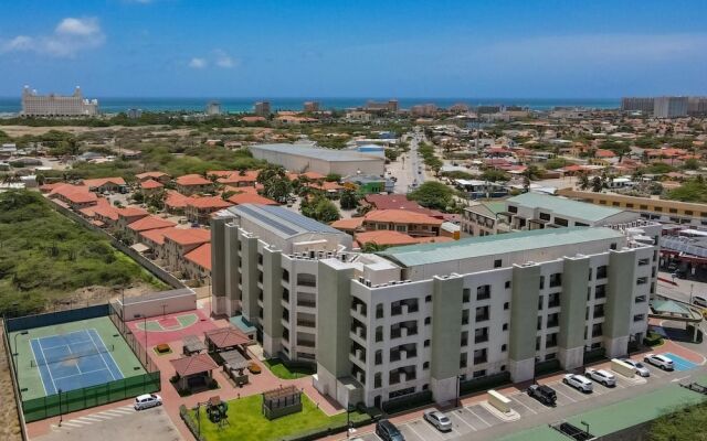 Amazing 1BR 2BA Condo Great Location w Pool GYM