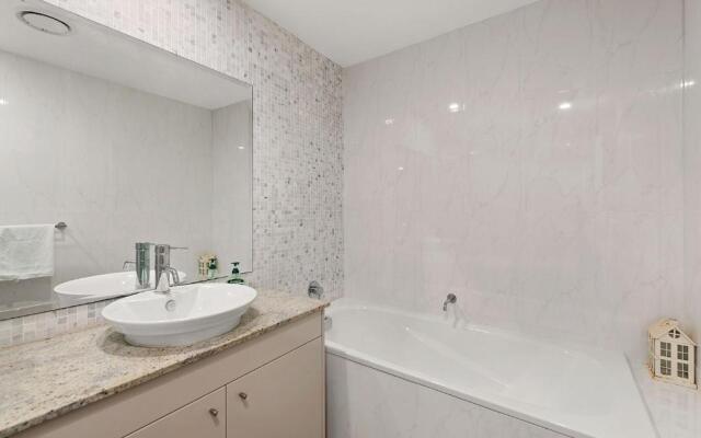 Oasis, Unit 3/5 Laman Street