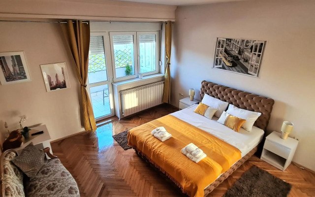 Windows City Apartment