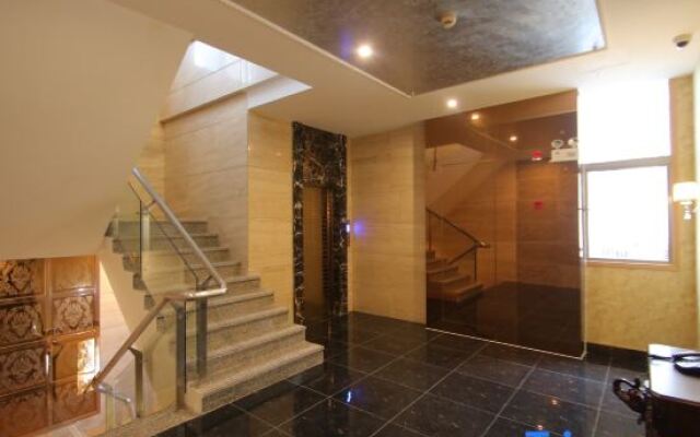 Qingzhu Xinrenren Hotel (Shanghai Pengpu Xincun Subway Station)