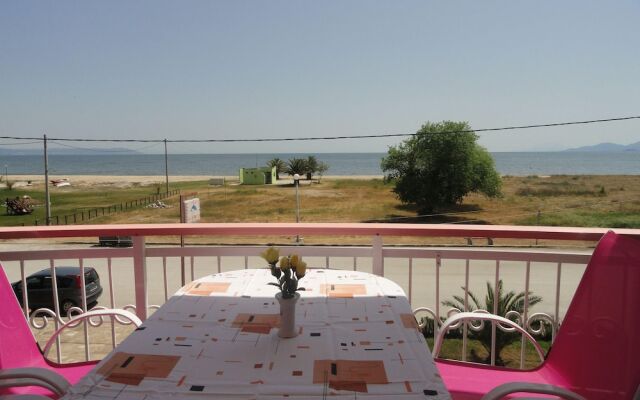 50 Meter bis zum Strand: Pension Delfini mit Terrasse