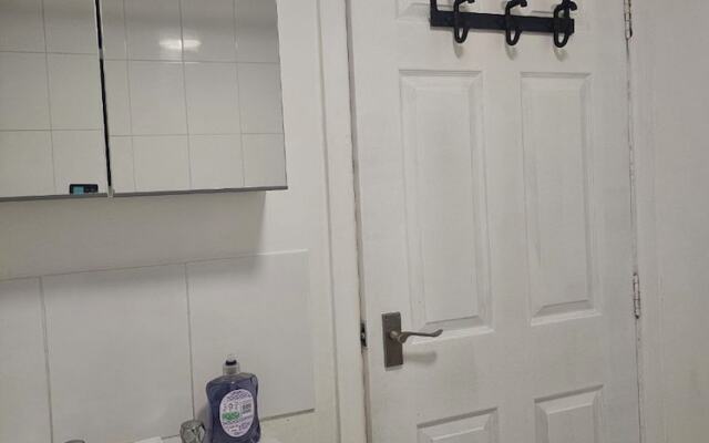 Seaside Haven Coastal Comfort 200m from the Beach