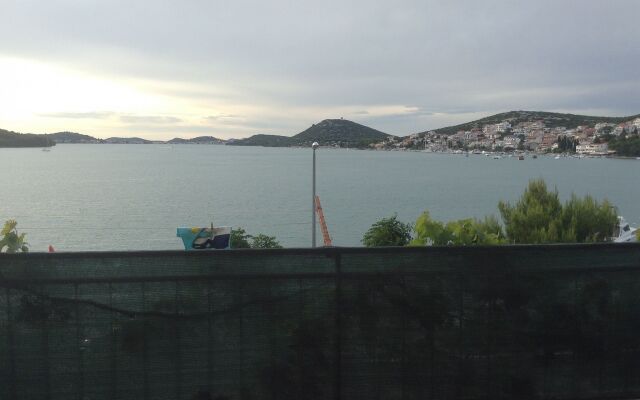 Apartment Bila - 15m from the sea: A1 Tisno, Island Murter