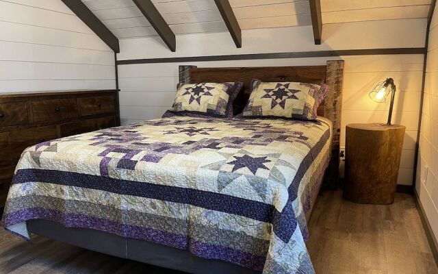 Bigfoots Hideaway 1 Bedroom Cabin by RedAwning