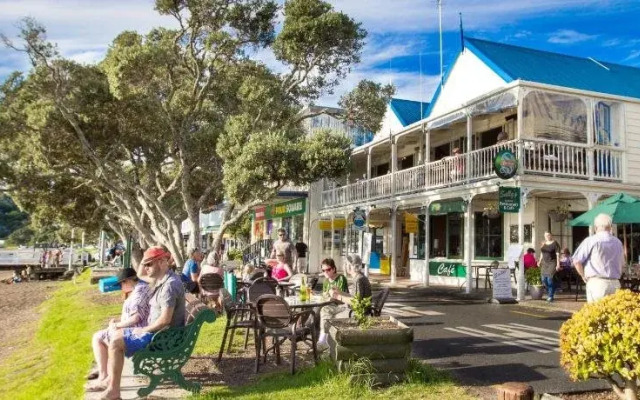 The Commodores Lodge