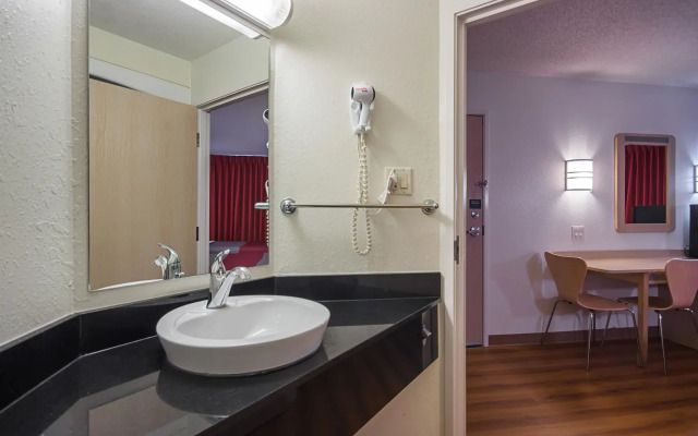 Motel 6 Whitby, ON - Toronto East