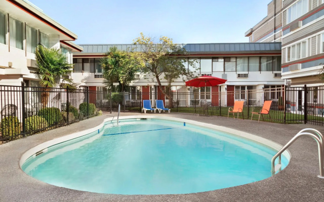 Days Inn by Wyndham Victoria Airport Sidney