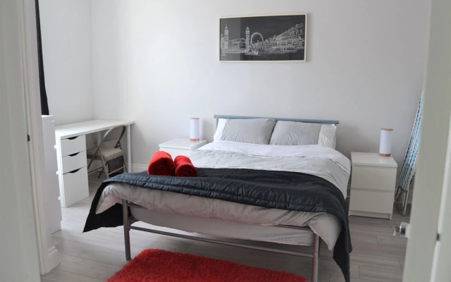Entire 2 Bedroom House Near City Centre