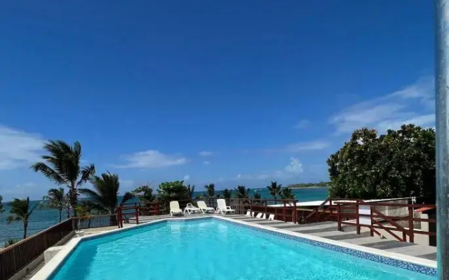 Lovely Beachfront 2 bedrooms condo with 2 pools