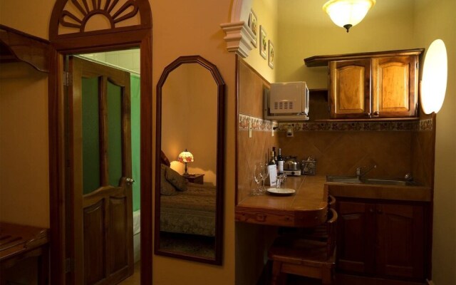 Marquez De Liz 1: Colonial Suite, Balcony, Havana
