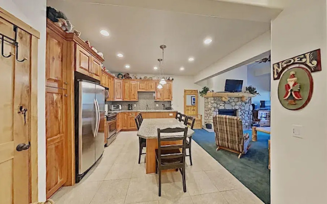 Spacious 2 Bedroom Condo with Loft! Stargazing, Quiet Neighborhood! by RedAwning