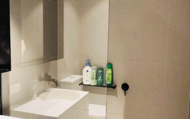 Level 8 Marvelous Apartment with pool access