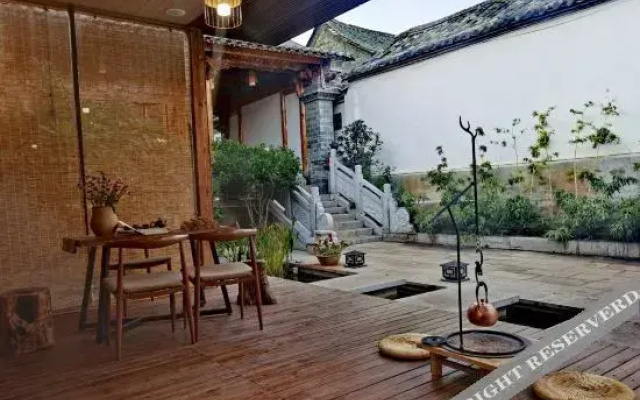 Jianshui Yanqitang Private Courtyard Inn (Jianshui Ancient City Small Train Store)