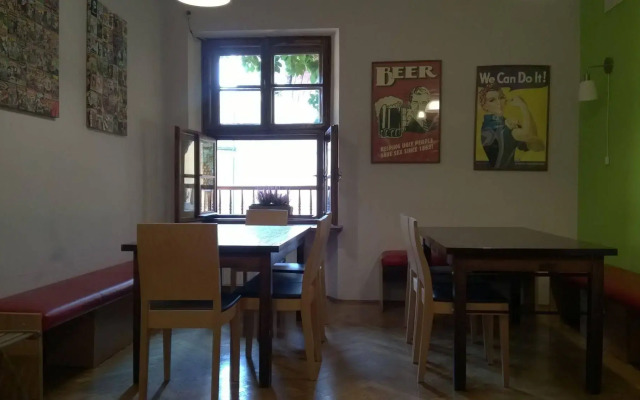 Intro Hostel