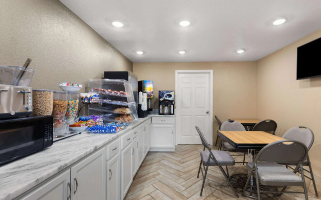 Super 8 by Wyndham Paducah I-24 Exit 4