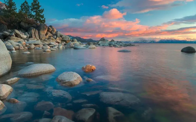 Relax at Rustic Tahoe Charm Minutes to Lake