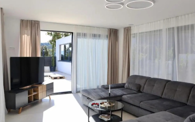 Sunset Villa Aves With Pool, Gym and Sauna