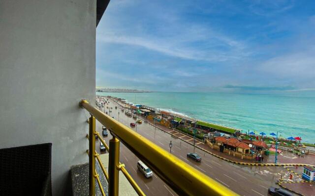 Stunning 3 BED APT Beach front Panoramic View ALEX