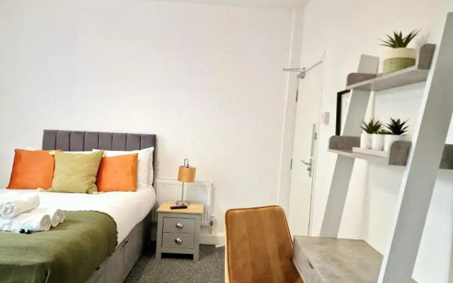 Burnley Terraced House by Bevolve - Free Parking
