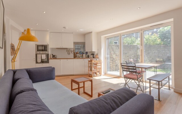2 Bedroom Flat With Private Garden East London