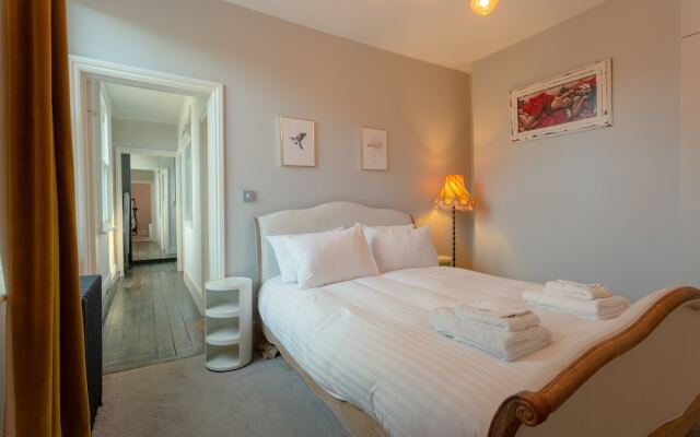 2 Bedroom Apartment Near Queens Park