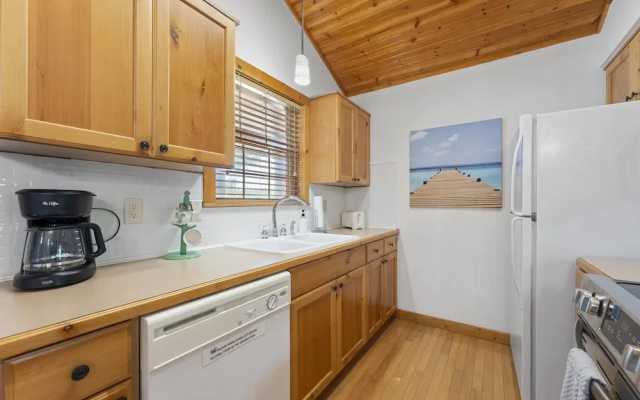 Paradise Lodge 2 Bedroom Home by RedAwning