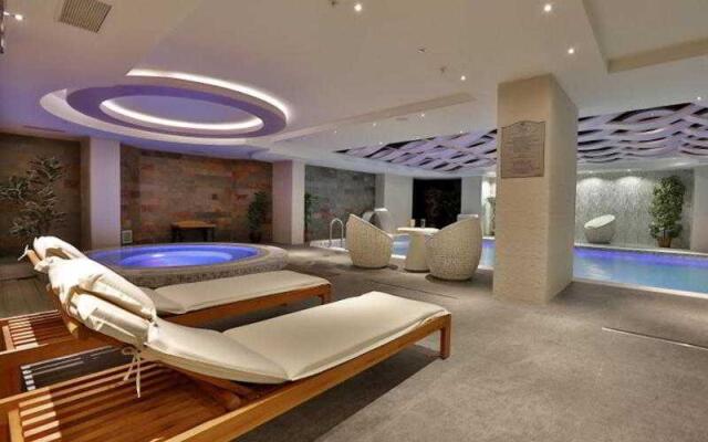 Queen Hotel & Spa