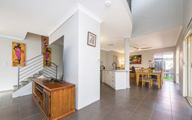 Stylish 3-bed Townhouse With Courtyard & BBQ – Lobby – Perth