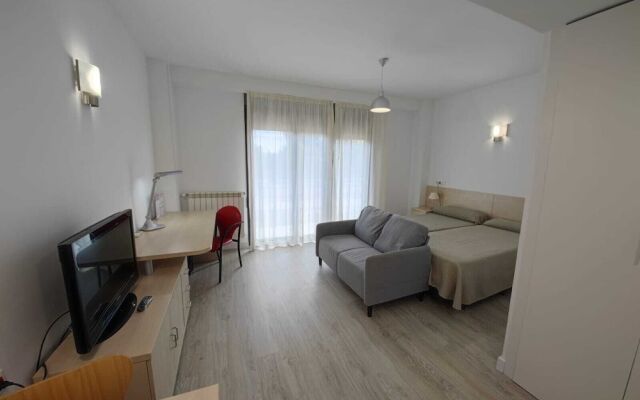 Residencia Universitaria Resa Giner de los Ríos - Hostel