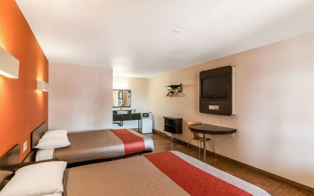 Motel 6 Bell Gardens