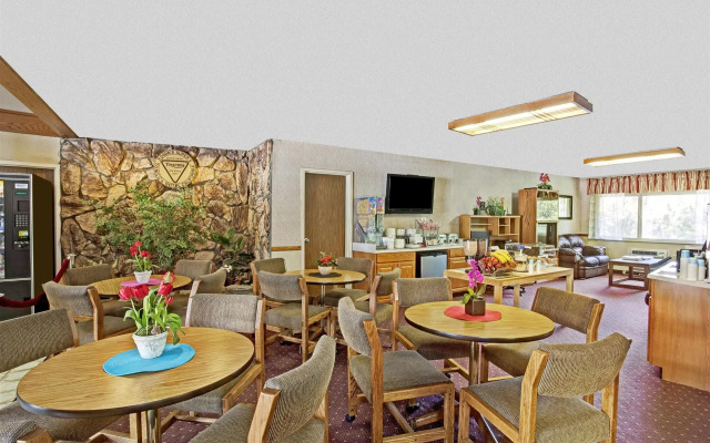 Super 8 by Wyndham Long Beach