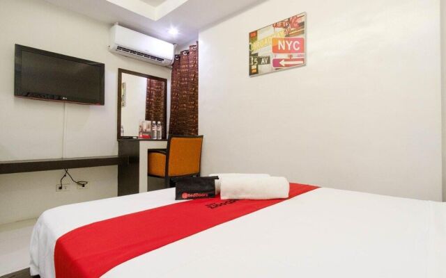 RedDoorz near Quezon City Circle