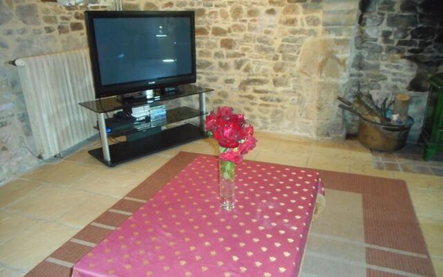 Prieure St Pierre de La Luthumiere