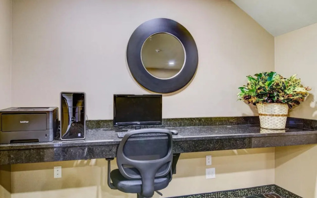 Castle Rock Inn & Suites