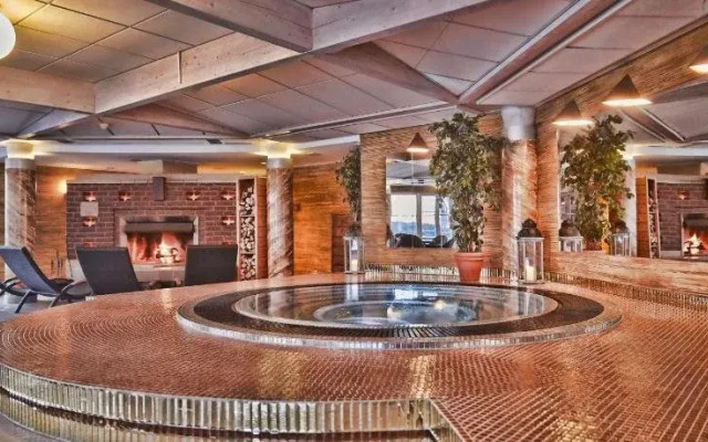 Grand Arctic Hotel