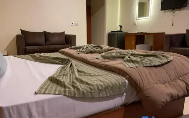 verssailles pyramids hotel