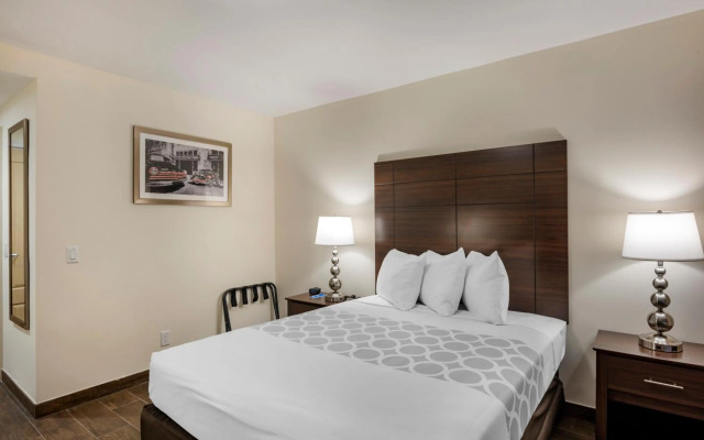 Downtown Hollywood Gardens Inn & Suites