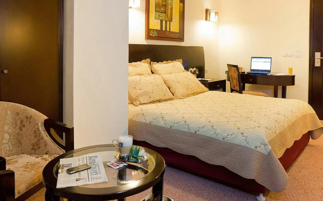 Hotel Avis
