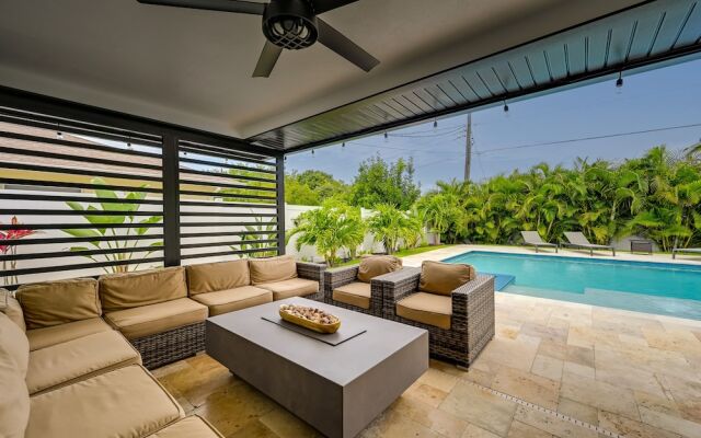 Walk to Beach: Getaway w/ Pool in Naples!