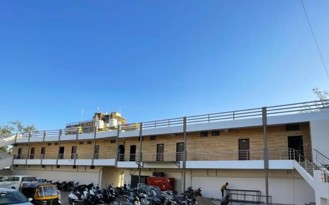 Stay Guru Hari Om Residency