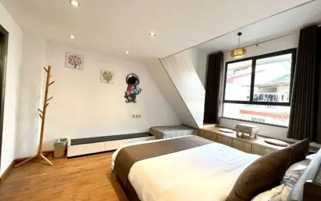Row 3 No. 7 Hostel