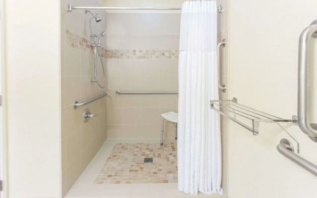 Clarion Pointe Mattoon near University