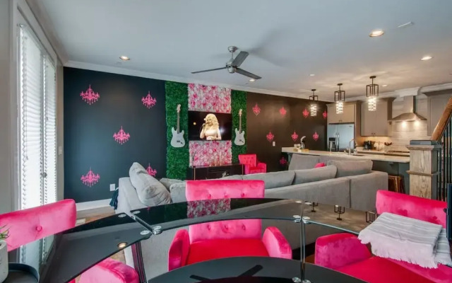 Close to the Gulch - Book Today