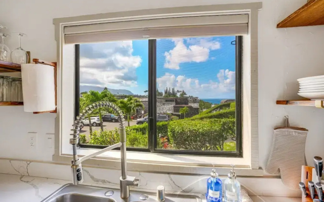 Kahakai Cliffside 2 Bedroom Condo by RedAwning