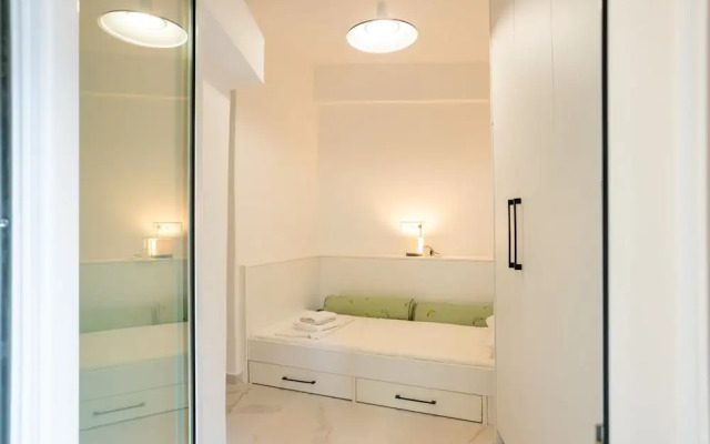 Renovated 2-bedroom Apt Near the Athenian Coast