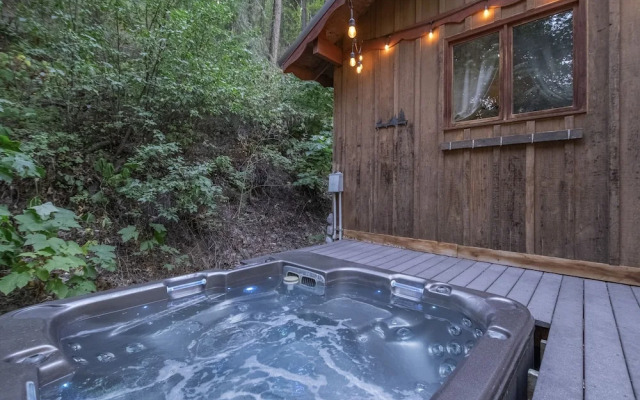 Bear Paw 2 Bedroom Home by NW Comfy Cabins by RedAwning