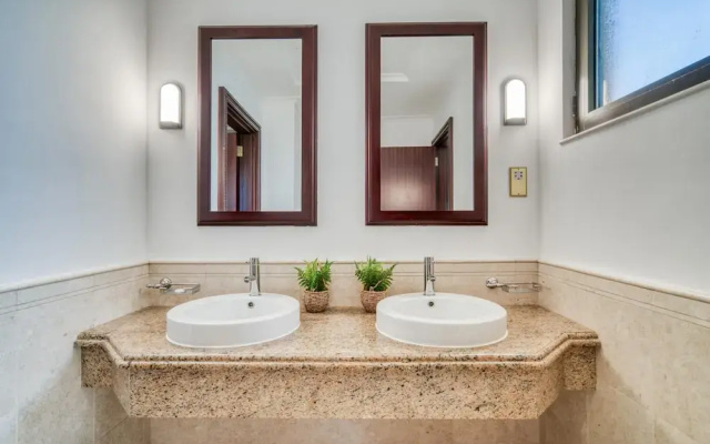 Exclusive 6BR Palm Villa w Private Pool and Beach
