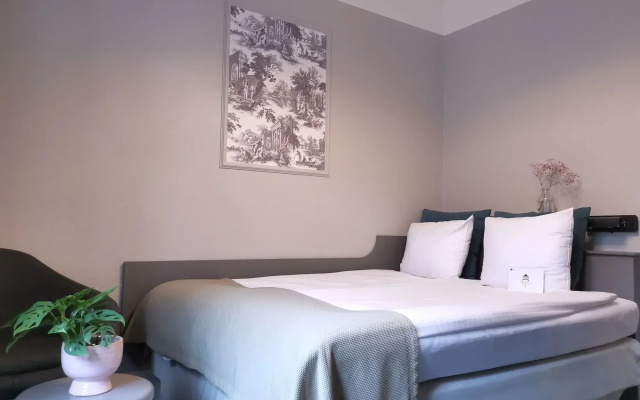 Crystal Plaza Hotel