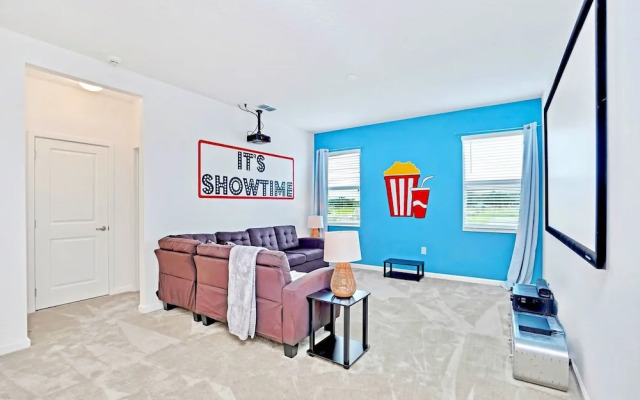 16-guest Lakefront Home w Pool-cinema-games