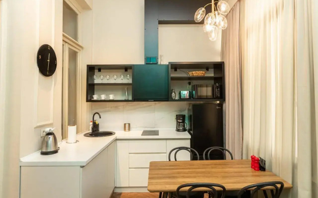 Stylish 3br House with Balcony
